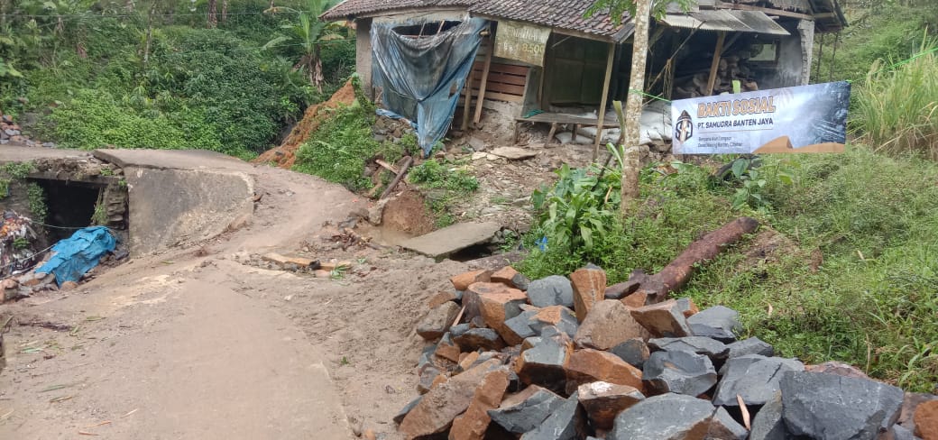 PT. Samudra Banten Jaya Turunkan Material Perbaiki Jalan Terdampak Bencana Alam