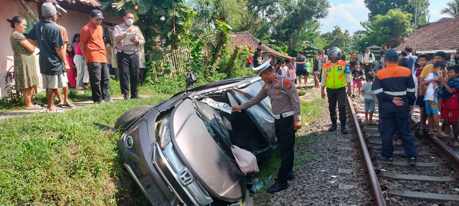 BREAKING NEWS: Honda BRV Ringsek Dihantam KA Jurusan Merak-Rangkasbitung