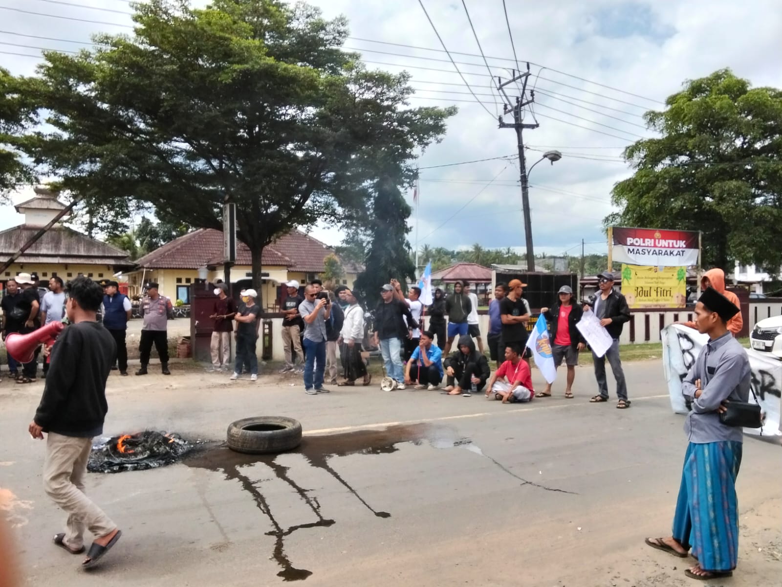 Massa Gabungan Demo Kantor Polsek Malingping, Tuntut Tangkap Pengedar Obat Terlarang 