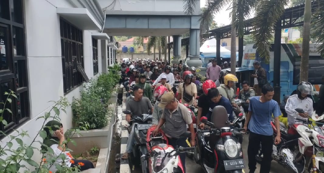 Hari Pertama Pemutihan Pajak, Kantor Samsat Lebak Diserbu Warga 