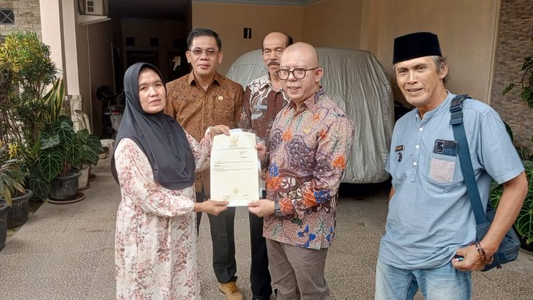 Program PTSL Capai Target,BPN Kanwil Banten Serahkan Sertifikat Pada Masyarakat Secara Door to Door Di Desa Kalanganyar